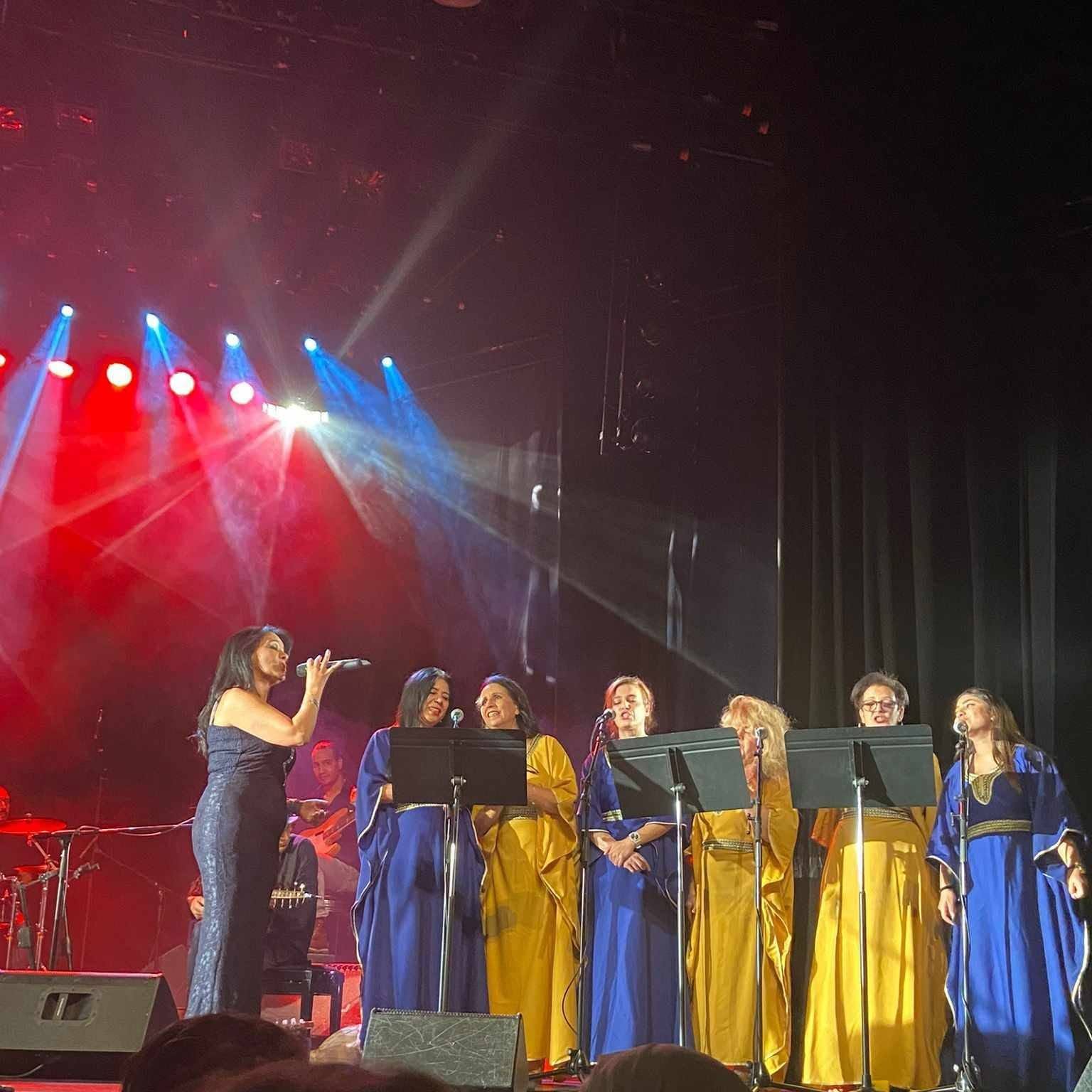 La chorale de femmes de Guedra sous les lumières de scène