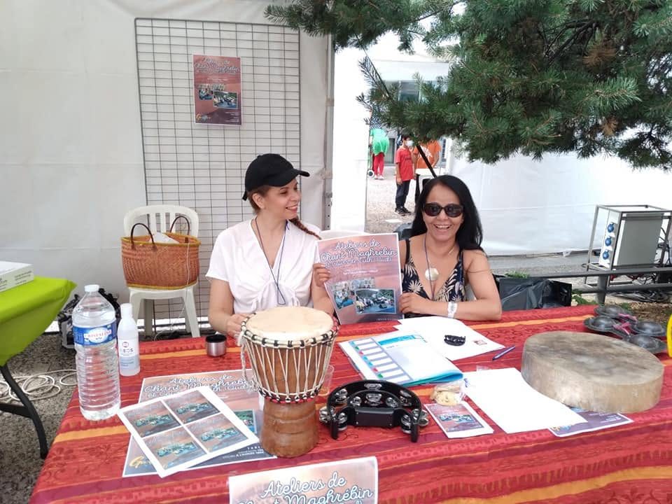 Deux bénévoles tiennent le stand de l'association