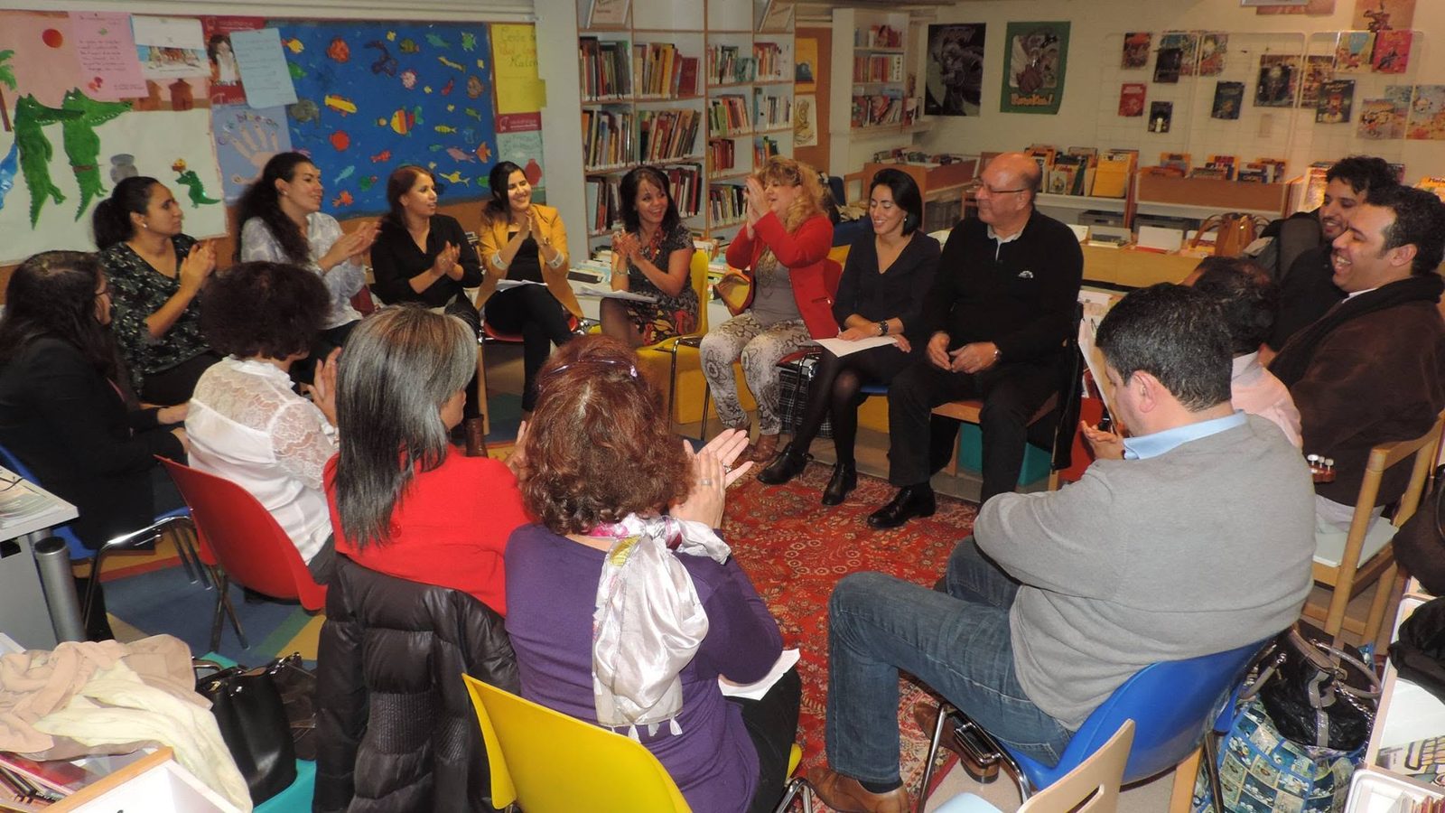 Cercle de chant d'une vingtaine d'adultes en médiathèque