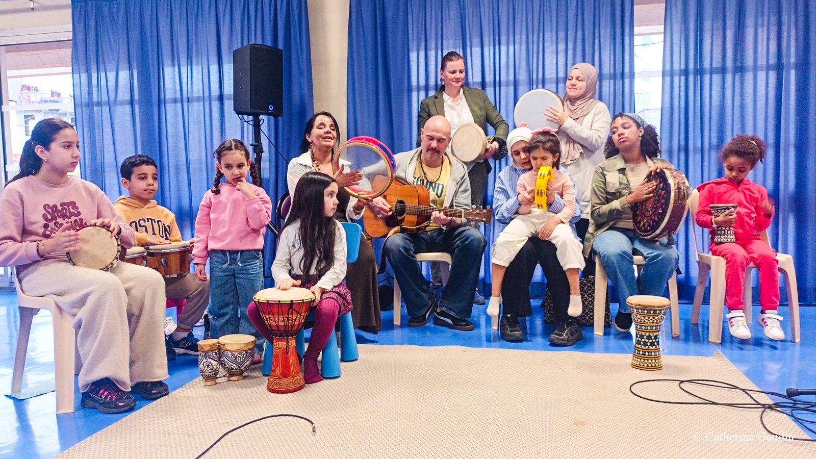Enfants et adultes jouent des percussions ensemble