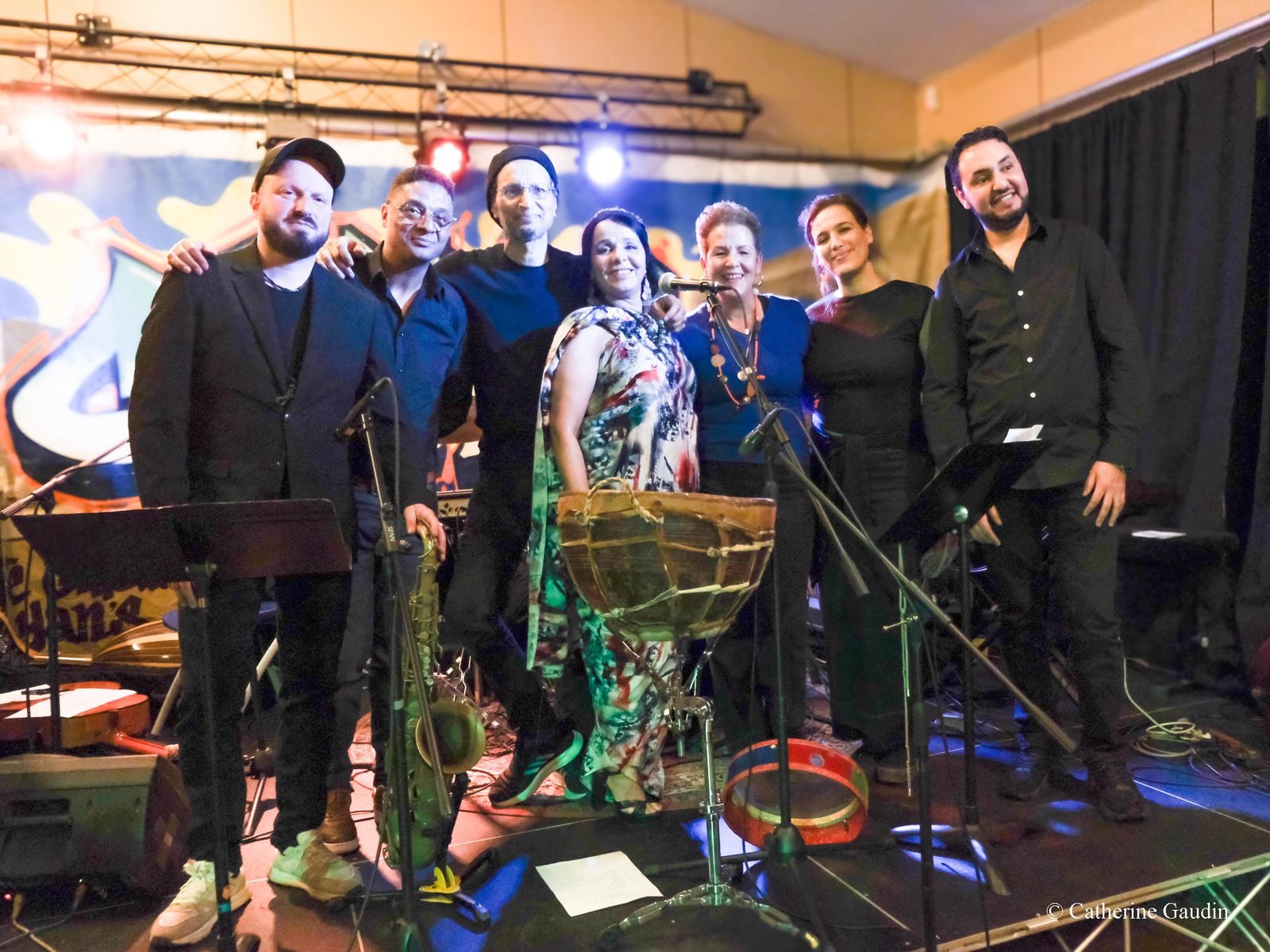 Portrait des sept musiciens du plateau après le concert