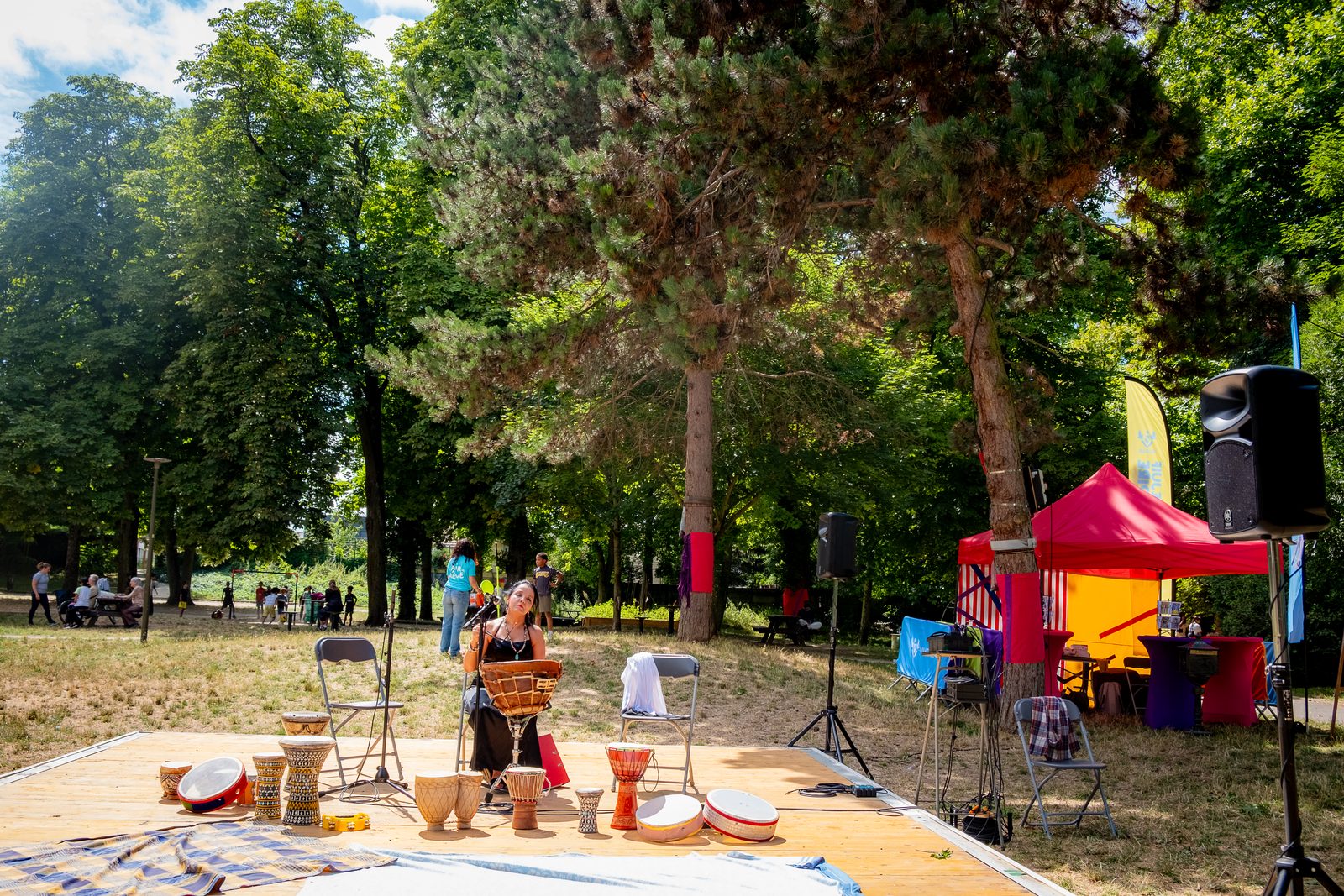 Le public adulte chante avec les artistes lors d'un événement en plein air
