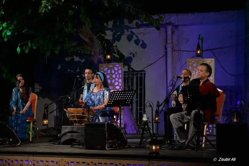 Concert nocturne en plein air éclairé aux lanternes