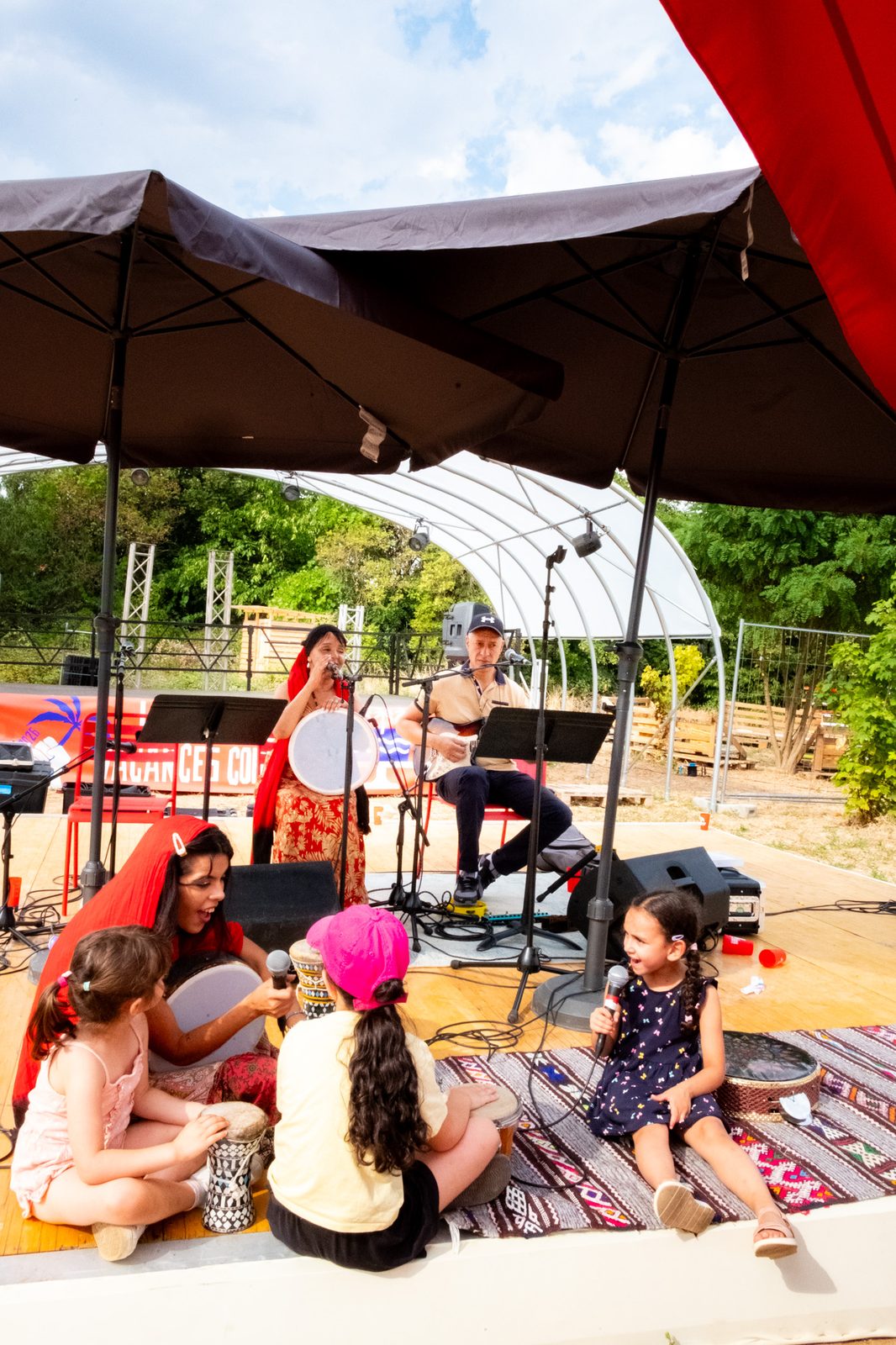 Chanteuse au micro pendant la masterclass
