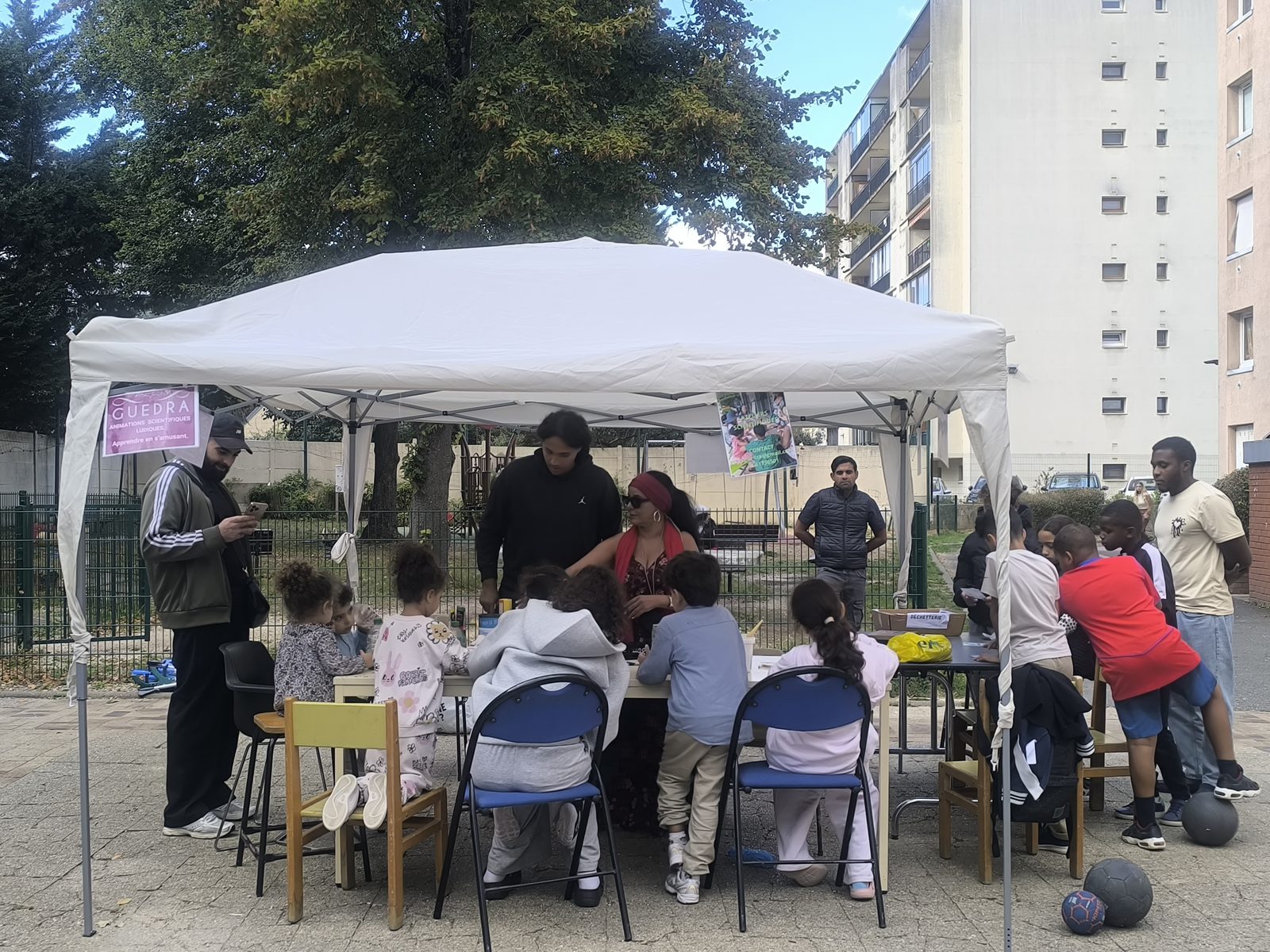 Tente Guedra au pied d'un immeuble, atelier avec enfants
